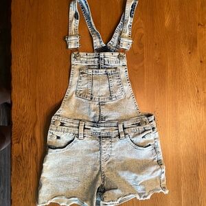Girls Distressed Bib Overall Shorts. Jordache Size M (7-8)
